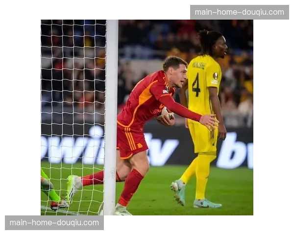 特写瞬间：斯特拉斯堡门将冲出禁区头球解围，化解对手第一次压迫线