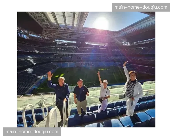 伯纳乌南看台,皇马球迷举起已故传奇亨托的巨幅画像 伯纳乌南看台,皇马球迷举起已故传奇亨托的巨幅画像