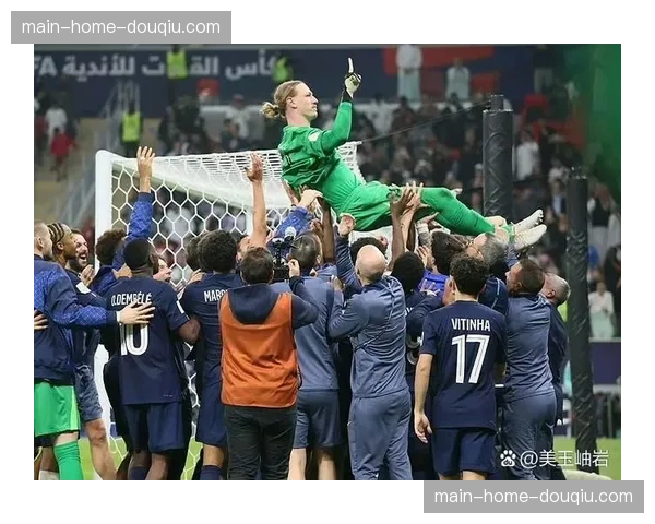 斯特拉斯堡门将泽尔斯扑出关键点球后激动落泪